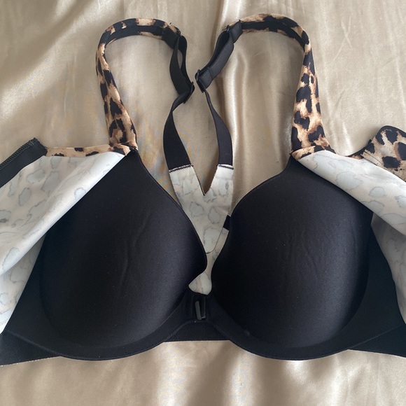 Victoria secret sports bra , supportive straps, opens and closes from the front - Picture 3 of 6